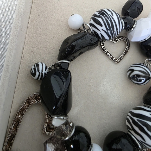 Chunky And Bold Acrylic Bead Zebra Print Charm Bracelet - Picture 6 of 10